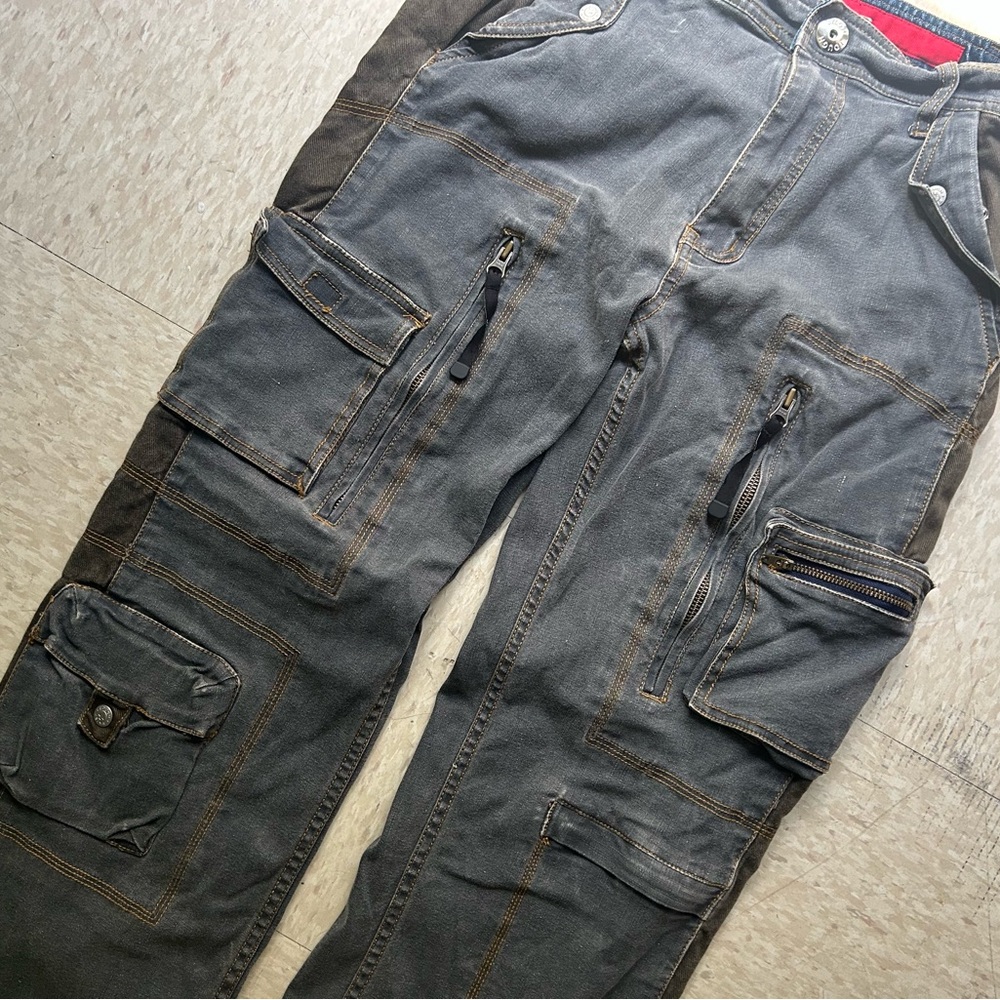 Woman’s Gray Utility Cargo Pants with Multiple Pockets